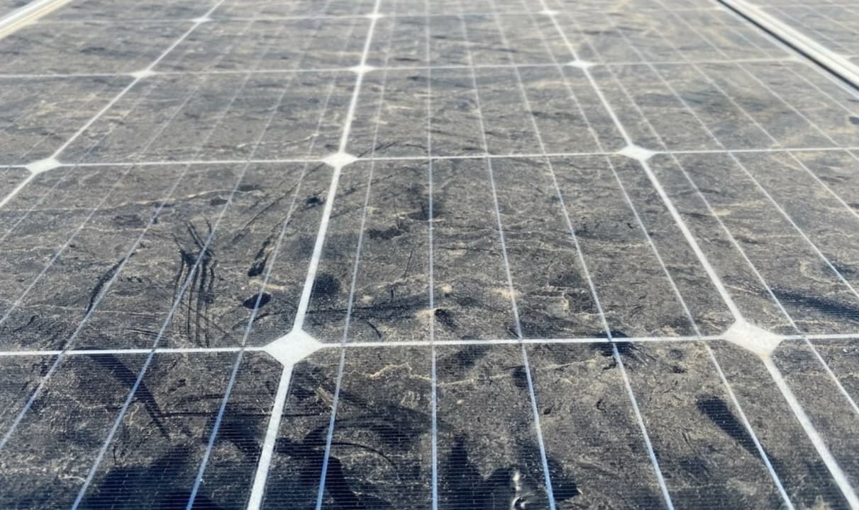 Améliorer l'Efficacité des Installations Solaires Photovoltaïques grâce à un Nettoyage Régulier des Panneaux